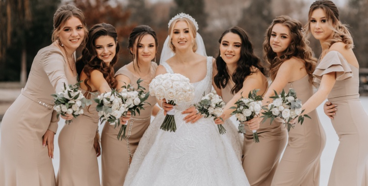 The bridal party at a Columbus wedding is all smiles